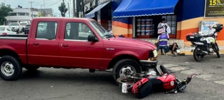 Ocurre choque entre camioneta y moto; hay un herido