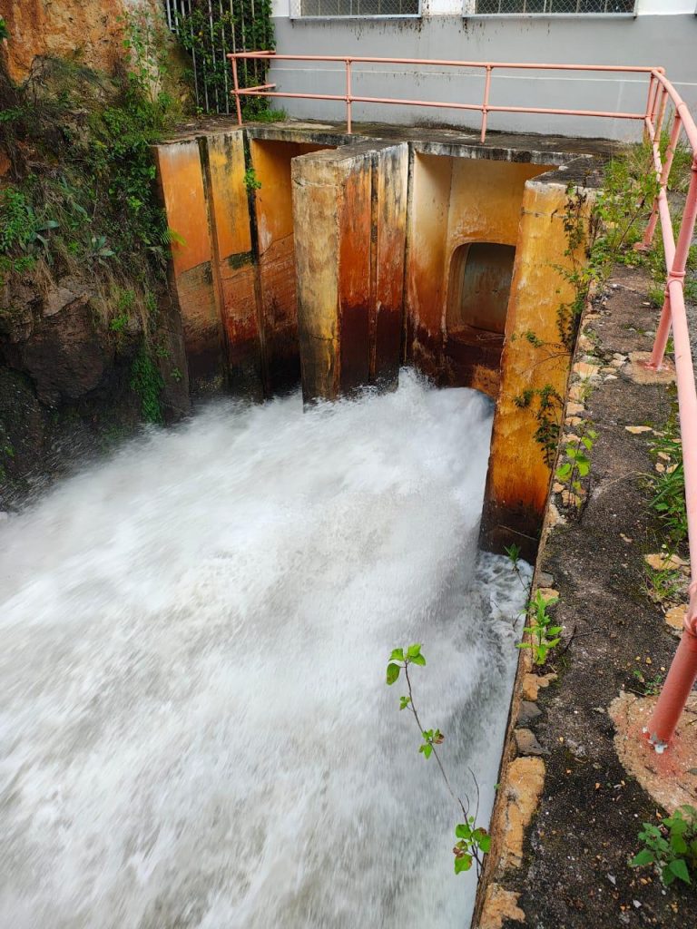Desfogue de la presa no representa riesgo, asegura Ayuntamiento 