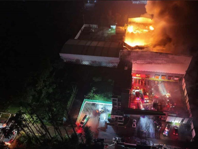 Se registra incendio en empaque de aguacate en la colonia Santa Rosa, de Uruapan