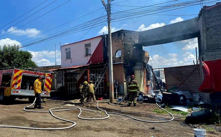 Sujeto drogado le prende fuego a inmueble a un costado de la carretera Morelia–Pátzcuaro