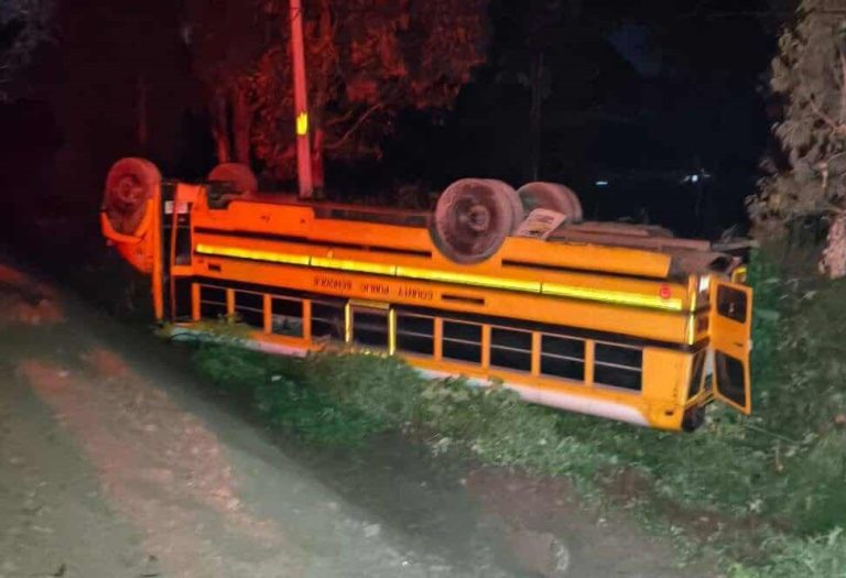 Vuelca autobús de transporte de personal en la carretera Zitácuaro-Morelia