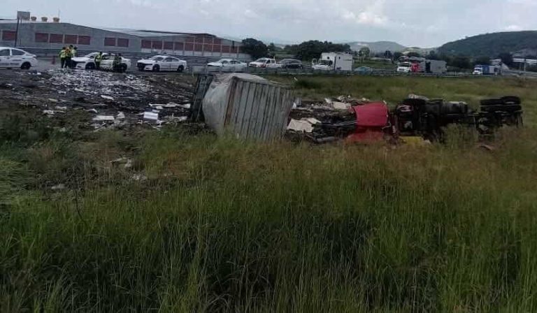 Vuelca tráiler en la autopista Pátzcuaro-Cuitzeo, a la altura de Copándaro de Galeana