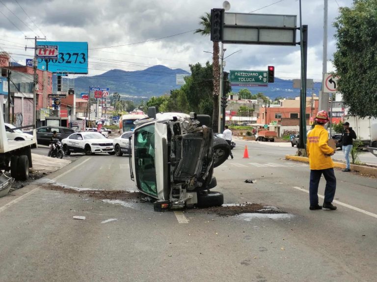 Se registra choque volcadura de camioneta en el Libramiento Poniente de Morelia