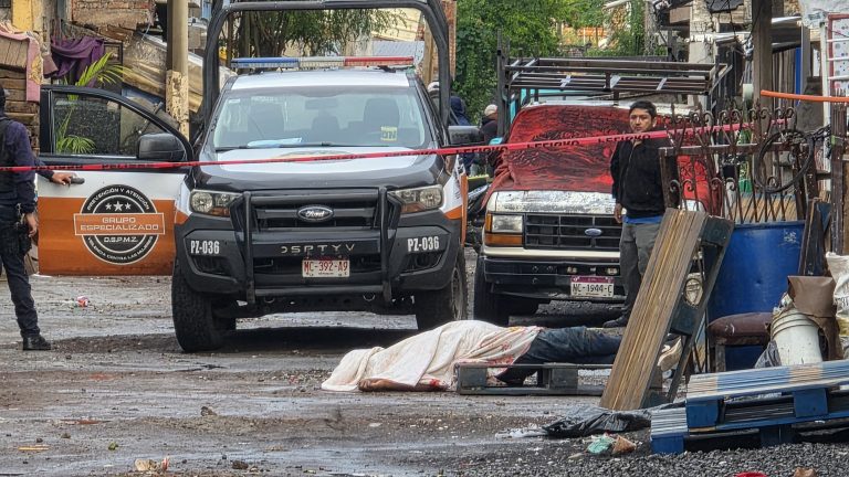 Delincuentes matan a un hombre y atacan una casa, en la colonia Ferrocarril de Zamora
