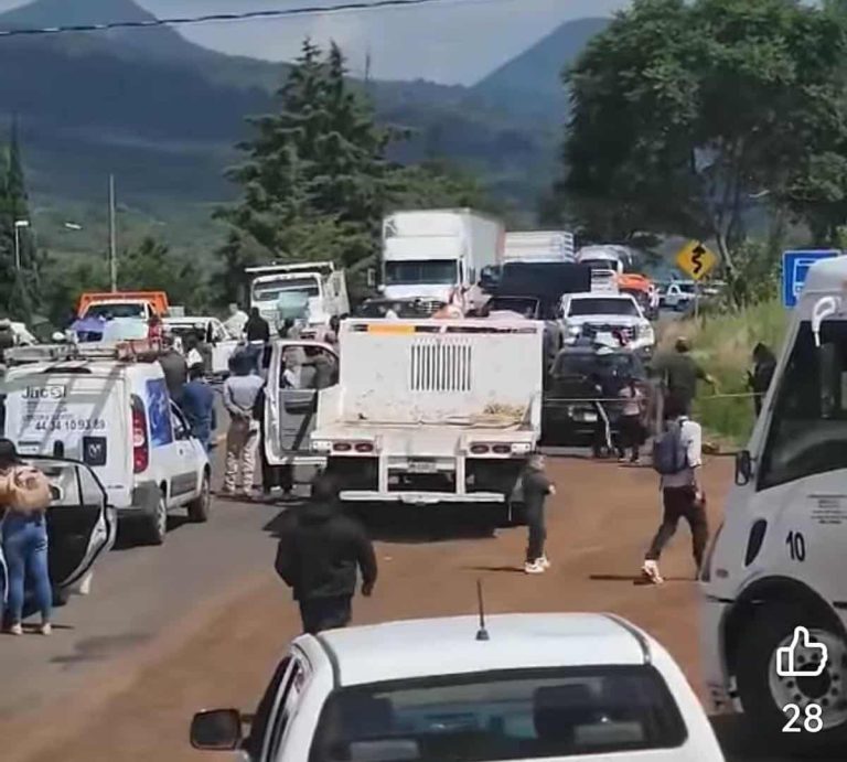 Manifestantes bloquean la carrtera Morelia-Quiroga, a la altura de Iratzio