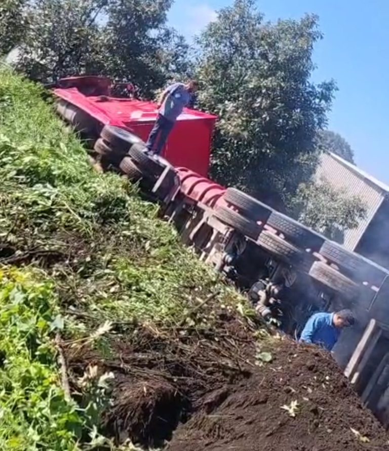 Vuelca tráiler en la «Curva del Diablo», carretera Uruapan-Paracho