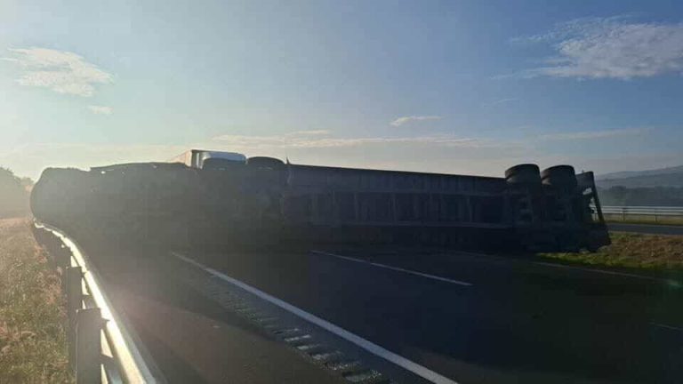 Vuelca tráiler en la autopista México-Guadalajara