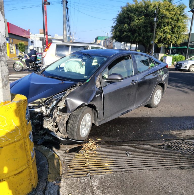 Automovilista choca contra objeto fijo en Calzada Ventura Puente, Morelia
