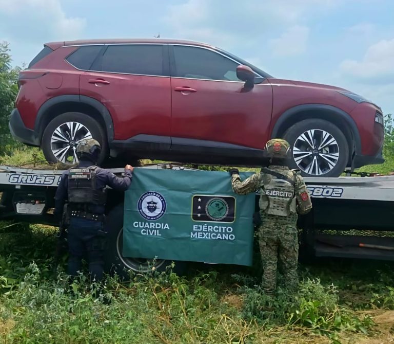 Aseguran vehículo con reporte de robo en Apatzingán