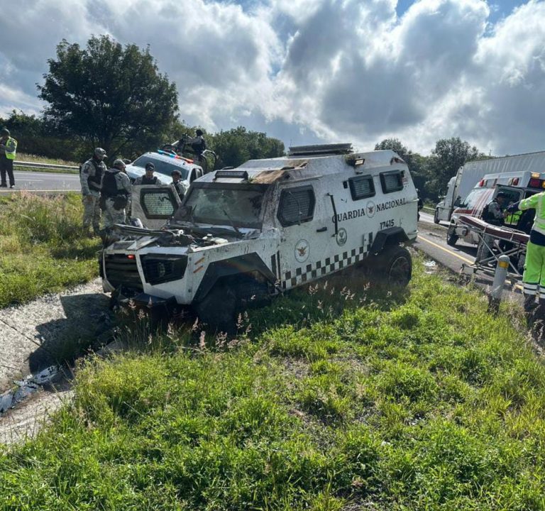 Se accidenta vehículo blindado de la GN en la carretera México-Guadalajara; hay 5 heridos