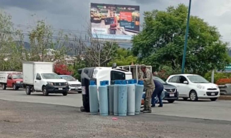 Vuelca camioneta gasera en el Libramiento Norte de Morelia