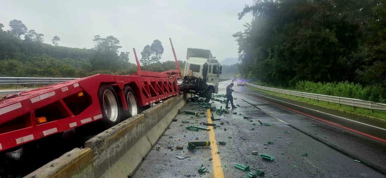 Tractocamión con «lowboy» choca contra objeto fijo en la Siglo XXI