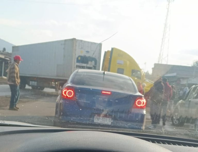 Habitantes de Capacuaro bloquean carretera tras aseguramiento de madera ilegal