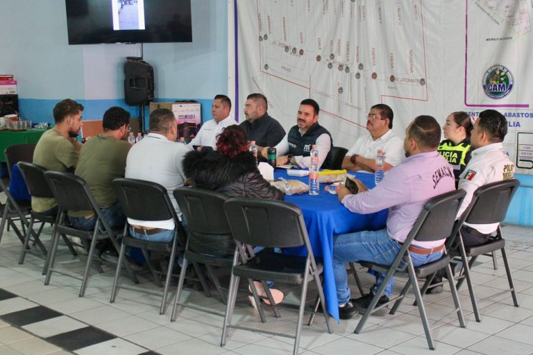 Secretario del ayuntamiento encabezó reunión con directiva del Mercado de Abastos