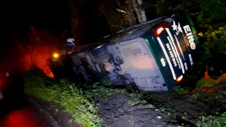 Vuelca autobús de pasajeros en Tacámbaro; hay 12 heridos