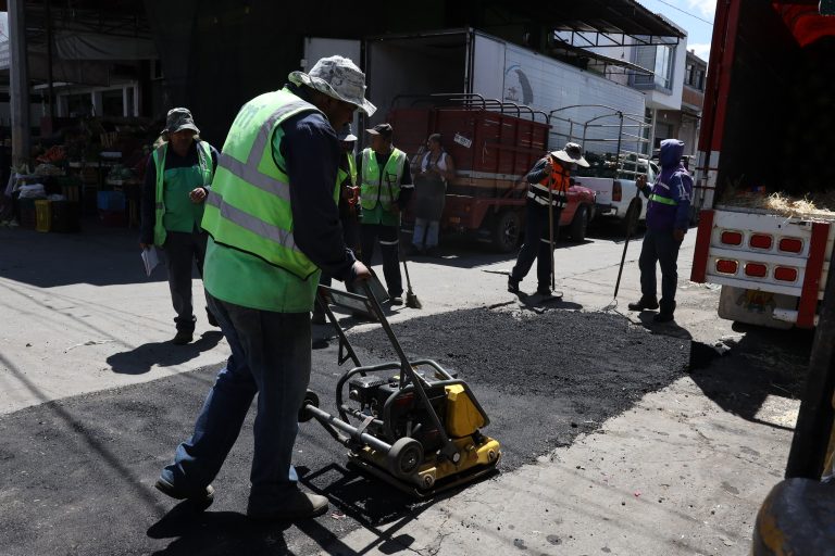 En distintos puntos, ayuntamiento realiza acciones de bacheo y mantenimiento vial