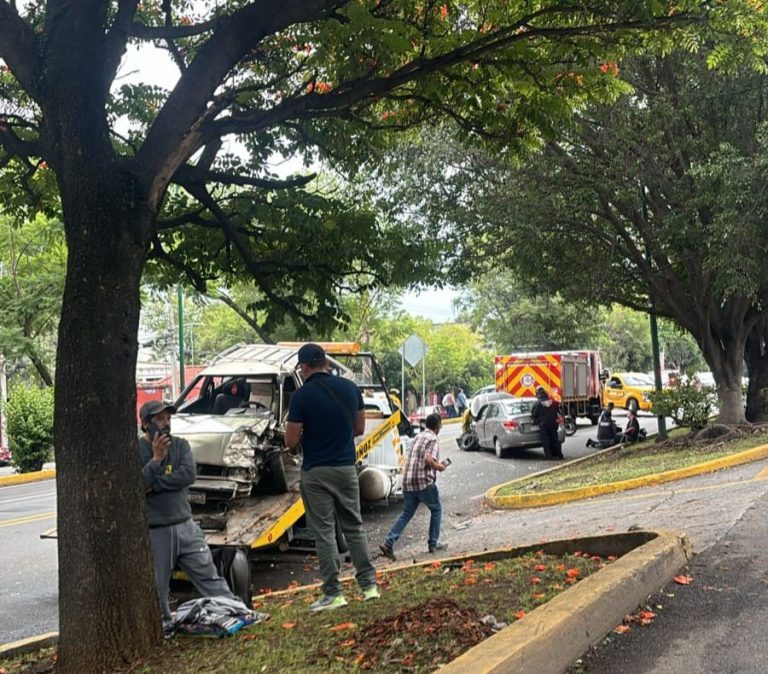 Se registra choque entre 2 autos en el Libramiento Sur de Morelia