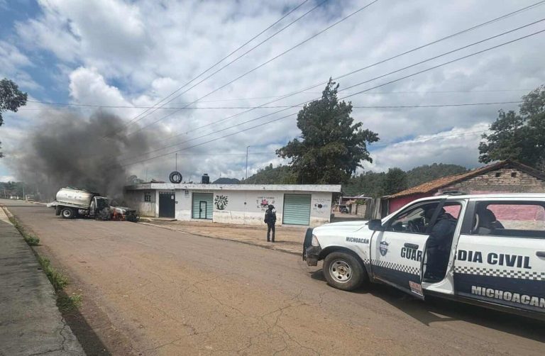 Grupo criminal provoca caos en la carretera Erongarícuaro-Pátzcuaro con incendios de vehículos y bloqueos