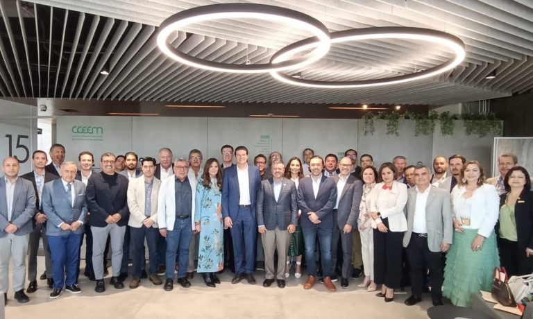 Presenta Alfonso Martínez proyectos de desarrollo a empresarios