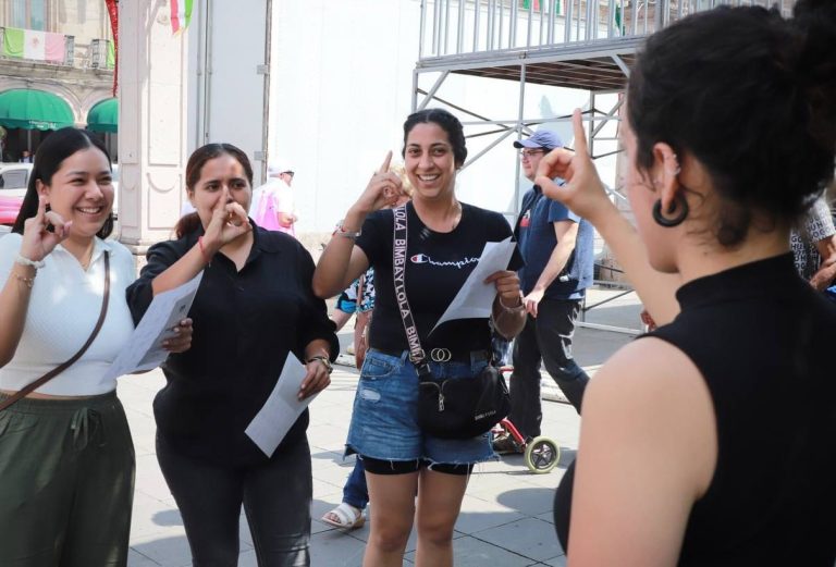 Celebra DIF Morelia el Día de las Lenguas de Señas con jornada inclusiva en Plaza de Armas