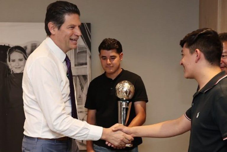 Reconoce Alfonso Martínez al Club Michoacán de Sordos por su tercer lugar en torneo relámpago