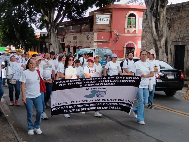 Se manifiestan trabajadores del IMSS; exigen mejoras al régimen de jubilación y pensiones