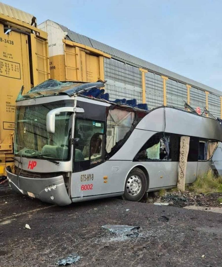Autobús HP es embestido por el tren en la Atlacomulco-Maravatío; hay 10 muertos y varios heridos
