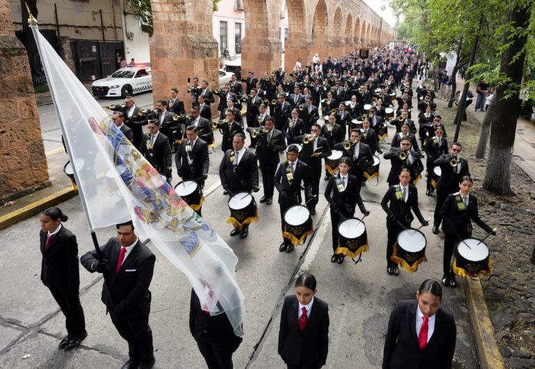 Cerca de 800 nicolaitas, presentes en el desfile cívico con motivo del 215 aniversario del inicio de la Independencia de México 