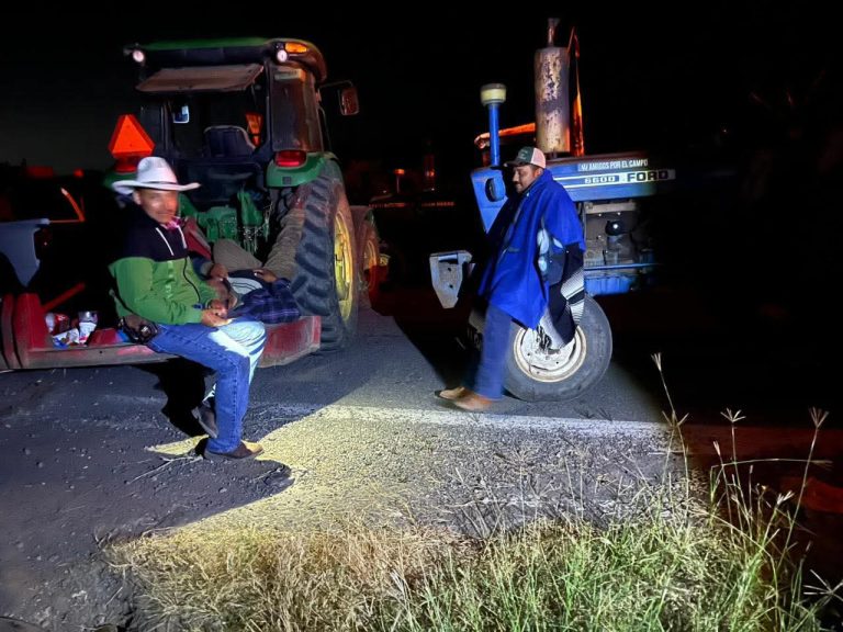 Productores y agricultores mantienen bloqueos carreteros