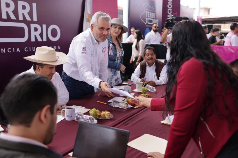 En audiencia pública, anuncia Bedolla próxima apertura de autopista Siglo XXI, tramo Pátzcuaro-Uruapan