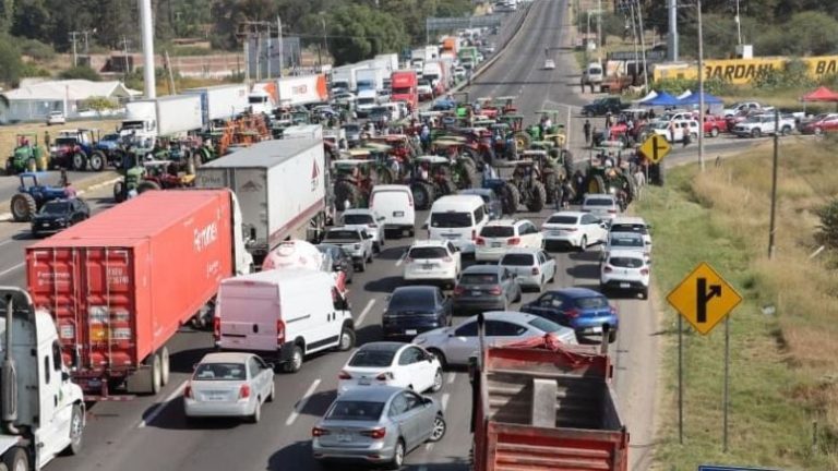 Agricultores extienden bloqueos carreteros en once puntos de Michoacán