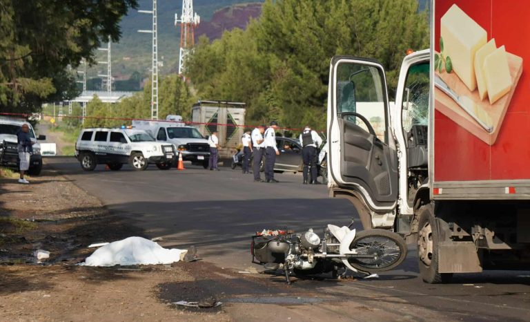 Adulto mayor pierde la vida en choque de moto y camión repartidor, en el Libramiento de Jacona 
