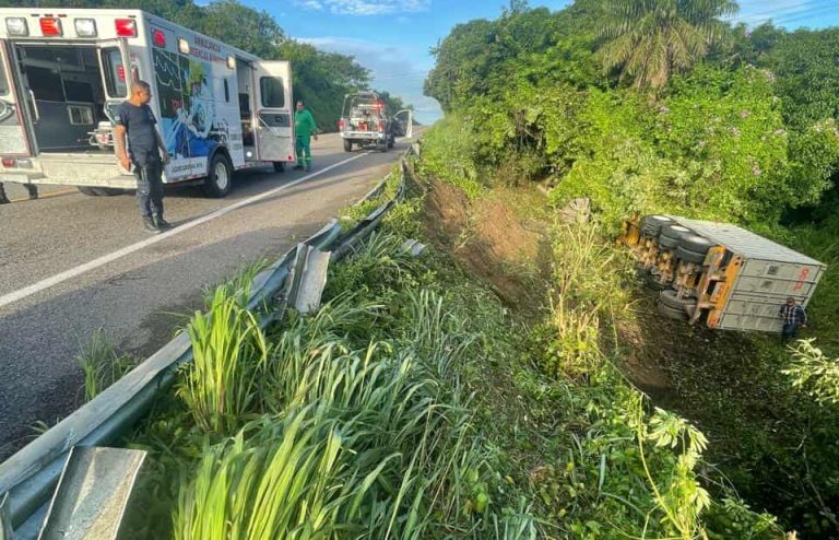 Camión sale del camino en la autopista Siglo XXI; conductor resulta ileso