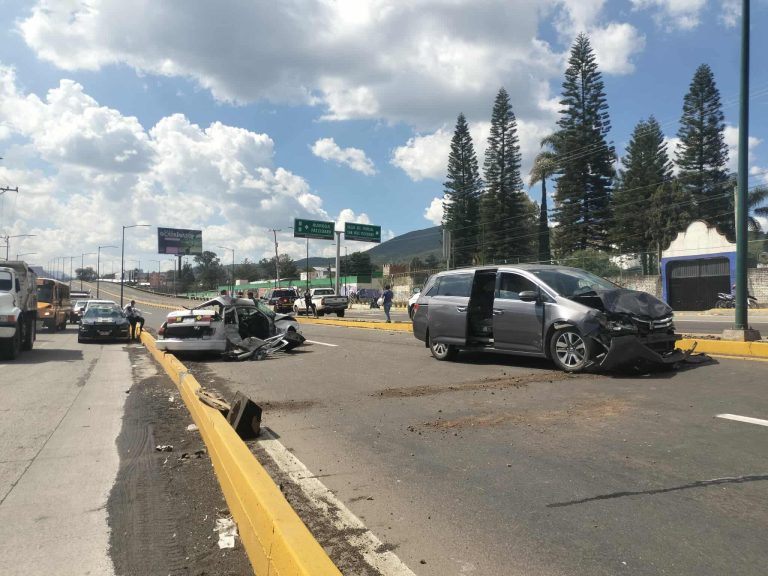 Choque entre auto y camioneta deja dos muertos y un herido en el Puente Paso Catarinas de Morelia