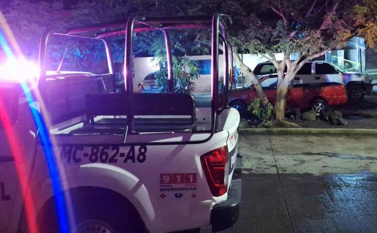 Delincuentes ejecutan a un hombre y se enfrentan contra policías; hay dos oficiales heridos, en Uruapan