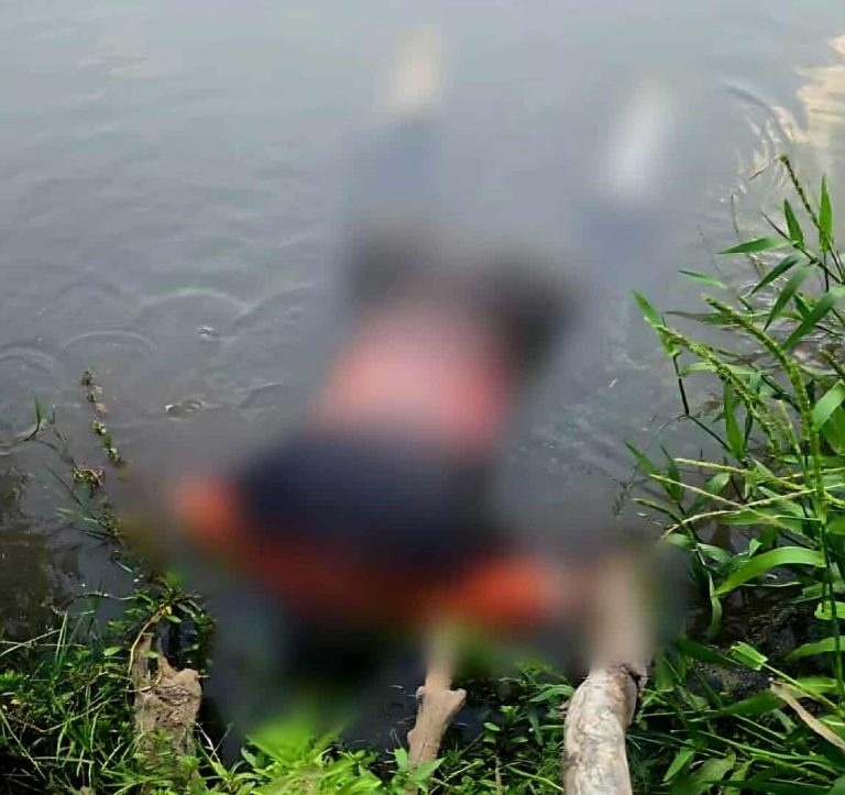 Hallan cadáver flotando en río de Parácuaro