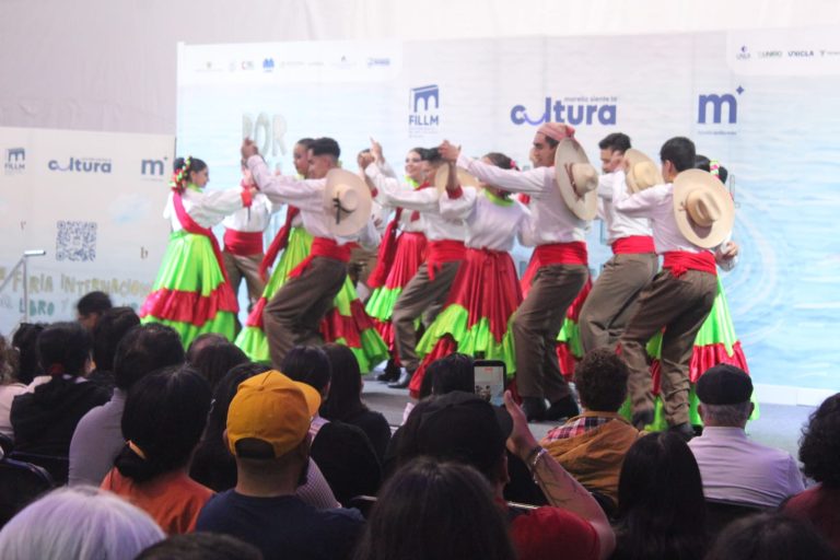 Lleno total del Ballet Folklórico del Ayuntamiento en foro principal de la FILLM