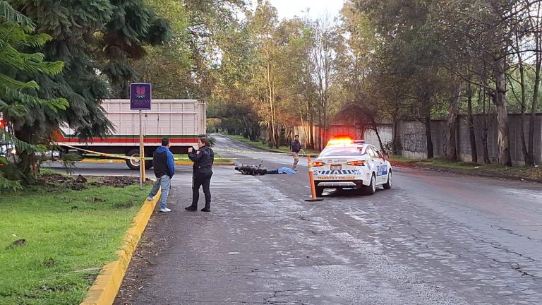 Motociclista muere al estrellarse contra un camión, en el Libramiento de Uruapan