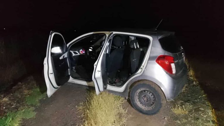Policías son atacados en Zinapécuaro; agresores huyen y abandonan 2 vehículos