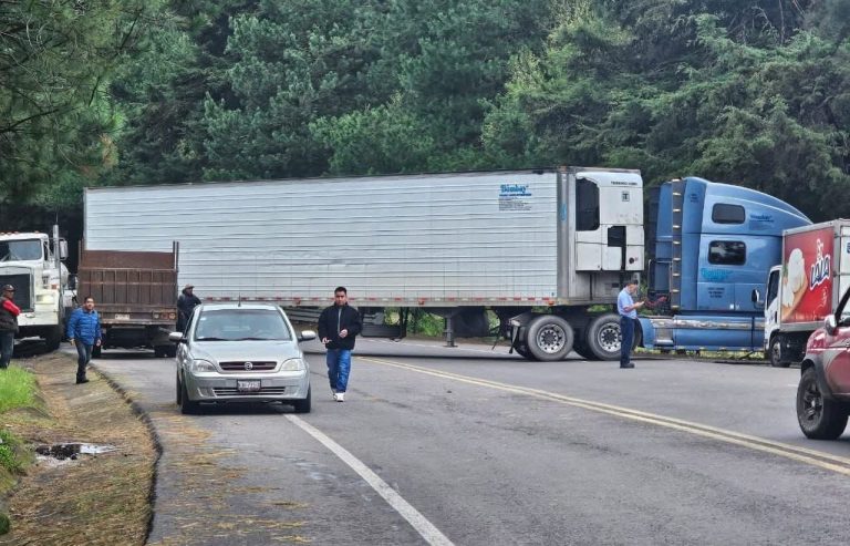 Bloquean carretera Uruapan-Los Reyes tras detención de Jefe de Tenencia en San Lorenzo
