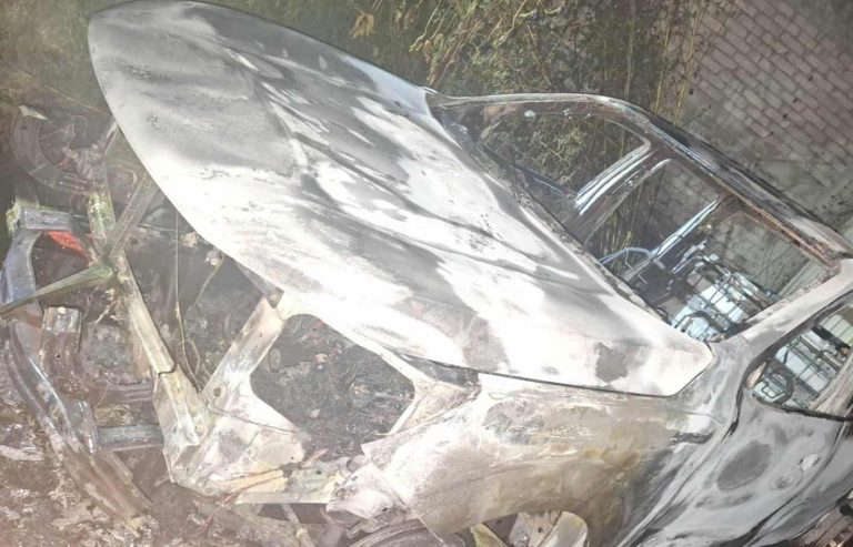 Sujetos armados rafaguean 2 casas en Cuitzeo y queman vehículo