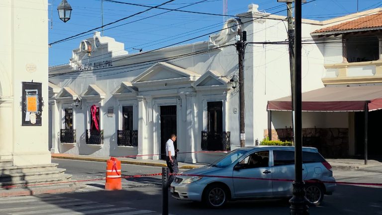 Comando armado ataca la presidencia municipal de Zinapécuaro y lanza explosivos desde drones 