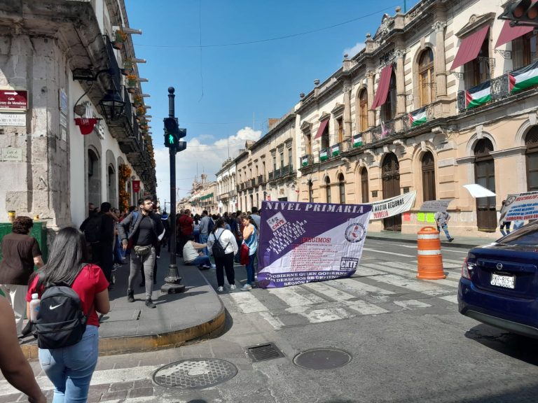 Congreso del Estado tomado por CNTE para hacer presión sobre resolución de pliego petitorio
