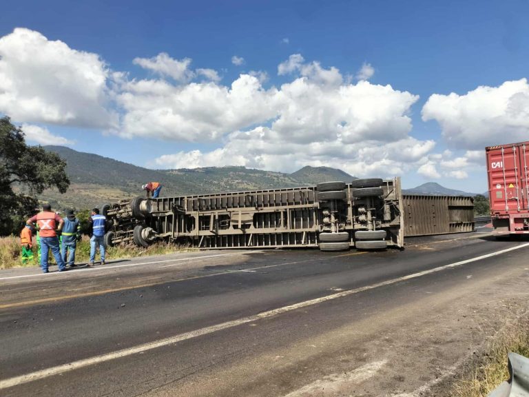 Se accidenta tráiler en la Pátzcuaro-Cuitzeo y se incendia cabina