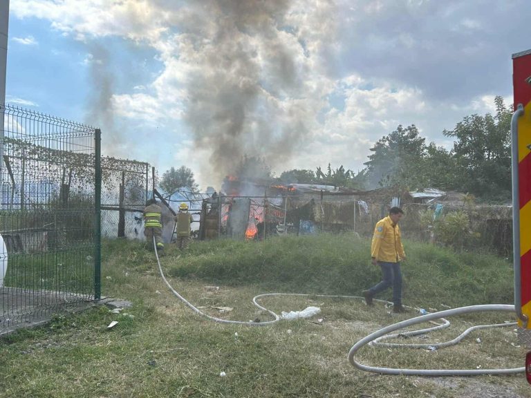 Incendio destruye casa en la colonia Nueva Valladolid, en Morelia 