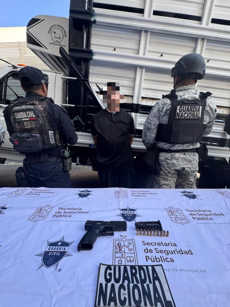 Aseguran a hombre con arma y presunto combustible ilegal en Huandacareo