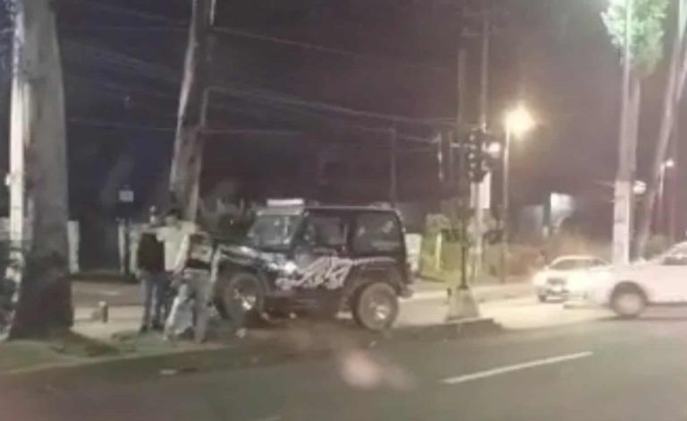 Choca Jeep contra árbol en la Avenida Madero Poniente de Morelia