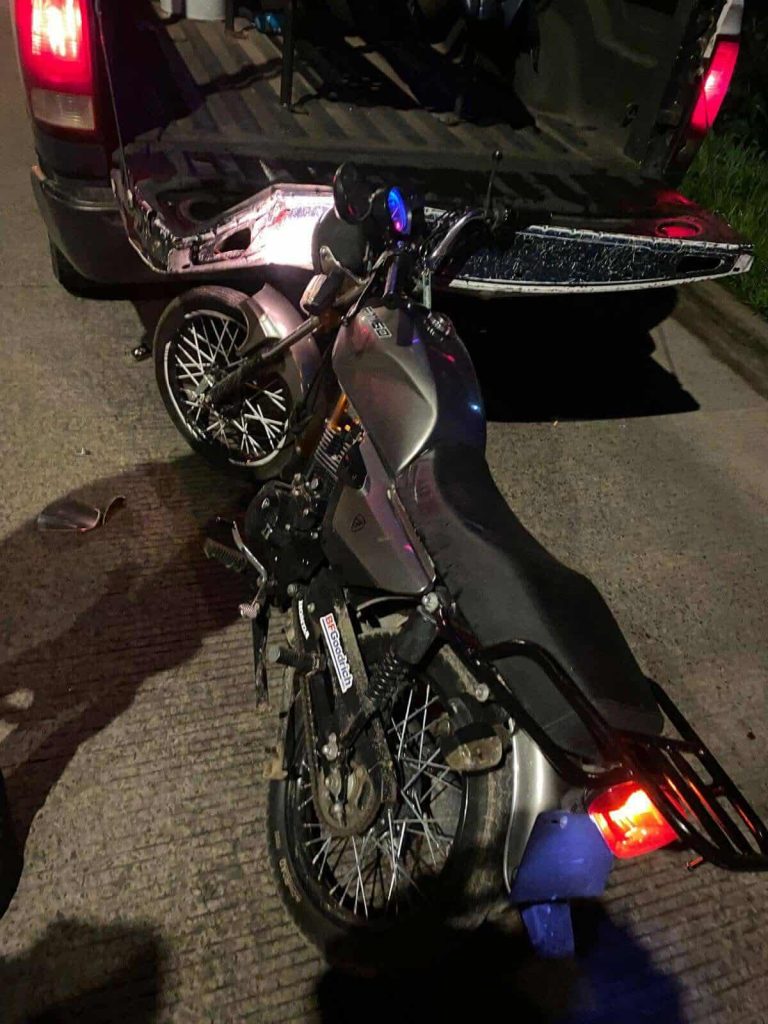 Joven motociclista choca contra una patrulla de la Guardia Civil, en Zitácuaro