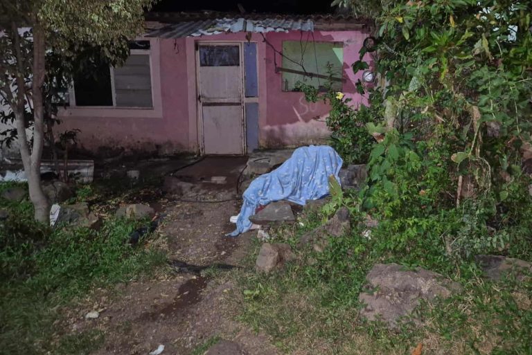 Joven mujer es acribillada a balazos frente a su domicilio, en Zamora