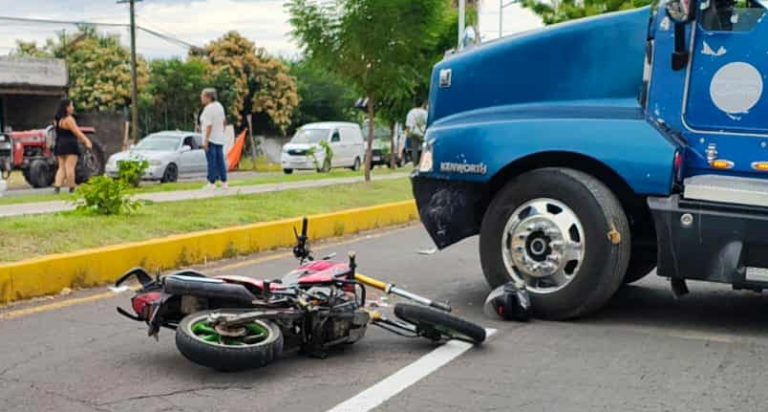 Motociclista resulta lesionado tras chocar contra tráiler en Múgica